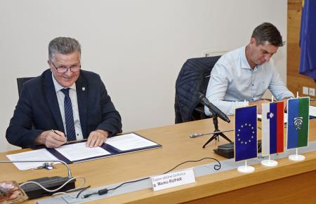 PODPIS POGODBE 04A FOTO TINE ŠUBIC